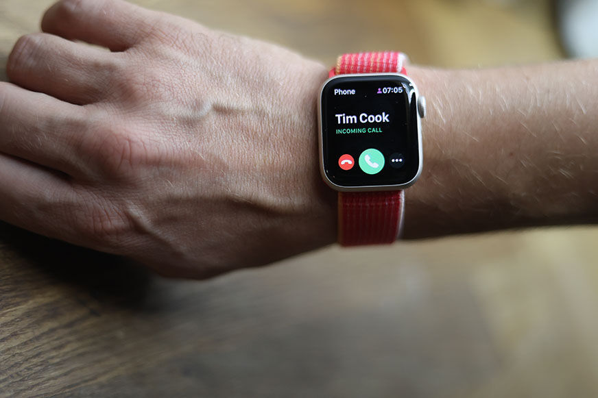 Вы можете увидеть входящий вызов на Apple Watch SE.